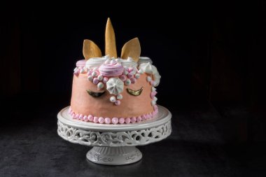 çocuklar doğum günü için güzel sırlı kremalı pasta 