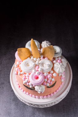 çocuklar doğum günü için güzel sırlı kremalı pasta 