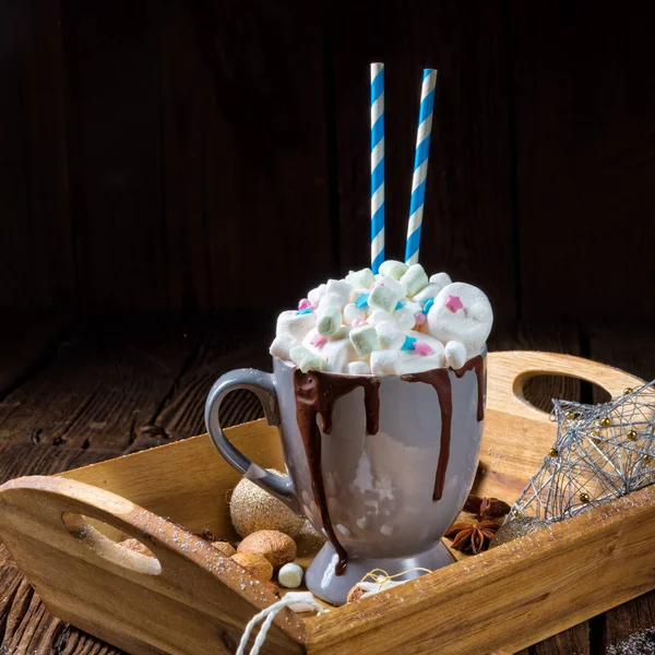 杯热巧克力和甜软糖 — 图库照片