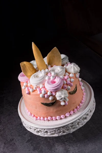 子供の誕生日のための美しい艶をかけられたクリーミーなケーキ — ストック写真