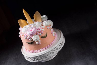 çocuklar doğum günü için güzel sırlı kremalı pasta 