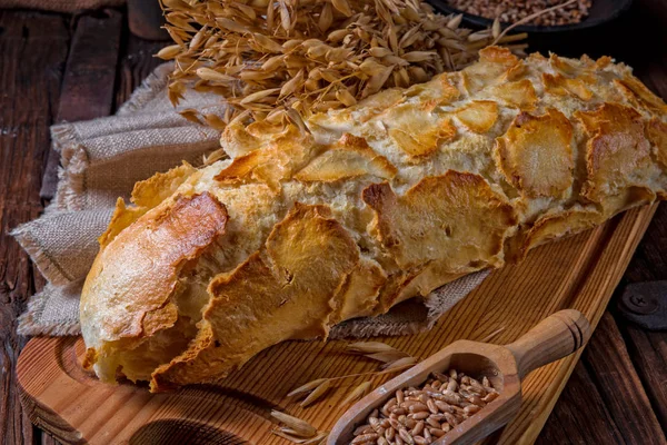 Lezzetli Yapımı Kaplan Ekmek Ahşap Tahta Üzerinde — Stok fotoğraf