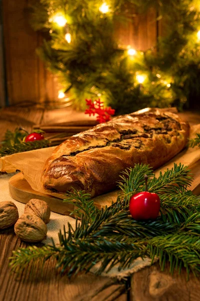 ポピーのクリスマス ケーキ 自家製お祝いパン 伝統的な冬の御馳走 — ストック写真