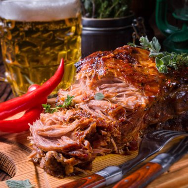 Lezzetli Barbekü domuz eti ahşap kesme tahtası üzerinde çekti. 