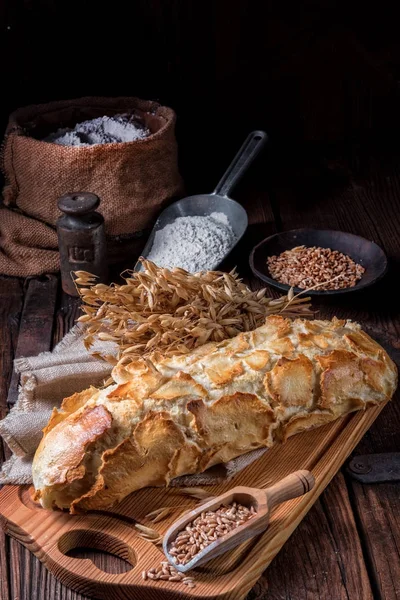Heerlijke Zelfgemaakte Tijger Brood Houten Plank — Stockfoto