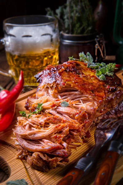 Gustos Grătar Tras Carne Porc Bord Tăiere Din Lemn — Fotografie, imagine de stoc