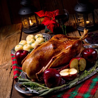 elma ile lezzetli kızartma Noel ördek