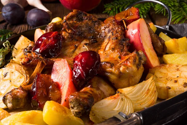 Delicioso Pato Asado Navidad Con Manzanas — Foto de Stock