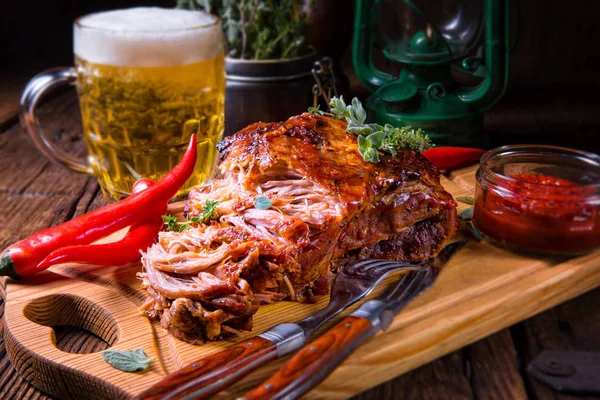 啤酒和美味烧烤在木制砧板上拉猪肉 — 图库照片