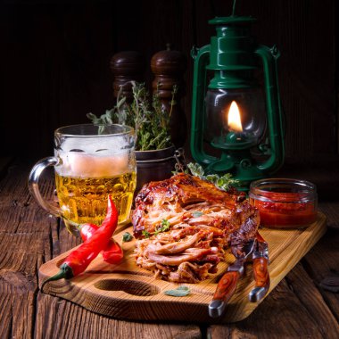 bira ve lezzetli Barbekü domuz eti ahşap kesme tahtası üzerinde çekti 