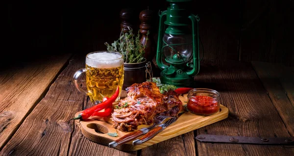 Cerveza Sabrosa Barbacoa Tiró Cerdo Tabla Cortar Madera —  Fotos de Stock