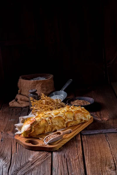 Heerlijke Zelfgemaakte Tijger Brood Houten Plank — Stockfoto