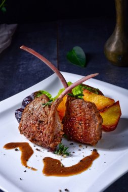 Kızarmış kuzu pirzola ve patates.