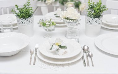 çatal bıçak takımı ve beyaz Lev. zarif Festival sofra