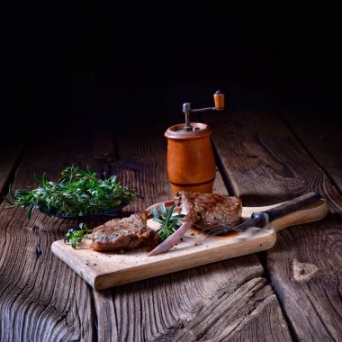 Eski bir yönetim kurulu ızgara Kuzu pirzola 