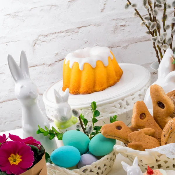 Пасхальный Стол Вкусной Праздничной Пекарней Яйцами — стоковое фото
