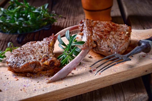 Costolette Agnello Alla Griglia Una Vecchia Tavola — Foto Stock