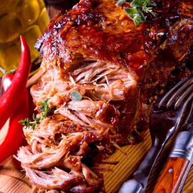  Lezzetli Barbekü domuz eti ahşap kesme tahtası üzerinde çekti. 