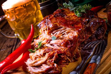 bira ve lezzetli Barbekü domuz eti ahşap kesme tahtası üzerinde çekti 