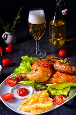 cips ve salata ile lezzetli kızarmış tavuk
