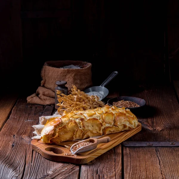 Delicioase Pâine Tigru Casă Placă Lemn — Fotografie, imagine de stoc