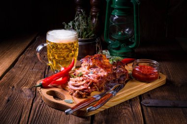 bira ve lezzetli Barbekü domuz eti ahşap kesme tahtası üzerinde çekti 