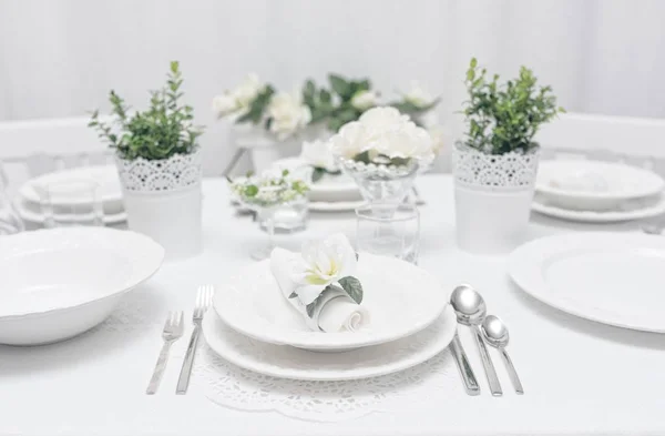 Elegante Feestelijke Servies Met Bestek Witte Platen — Stockfoto