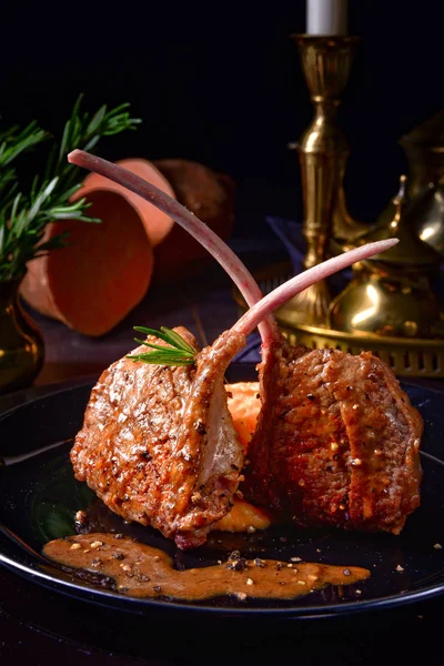 Heerlijke Lamsvlees Steaks Met Rozemarijn Zoete Aardappelen — Stockfoto