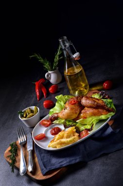 cips ve salata ile lezzetli kızarmış tavuk