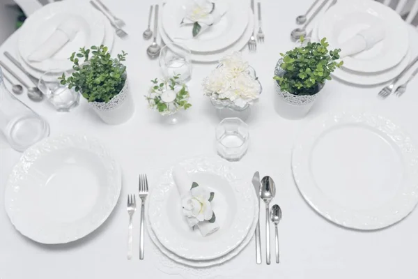 カトラリーと白プレートとエレガントなお祝い食器 — ストック写真