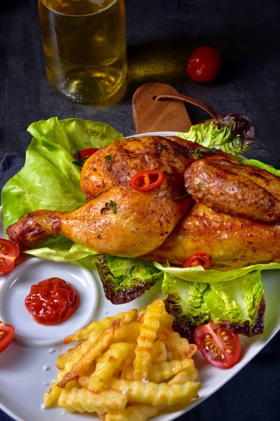 Ayam Goreng Lezat Dengan Keripik Dan Salad — Stok Foto