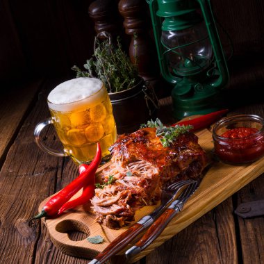 bira ve lezzetli Barbekü domuz eti ahşap kesme tahtası üzerinde çekti 