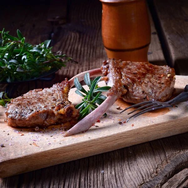 Deliziose Costolette Agnello Alla Griglia Una Vecchia Tavola — Foto Stock