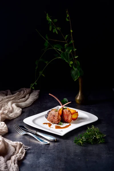 Deliciosas Costeletas Cordeiro Grelhado Uma Placa Madeira — Fotografia de Stock