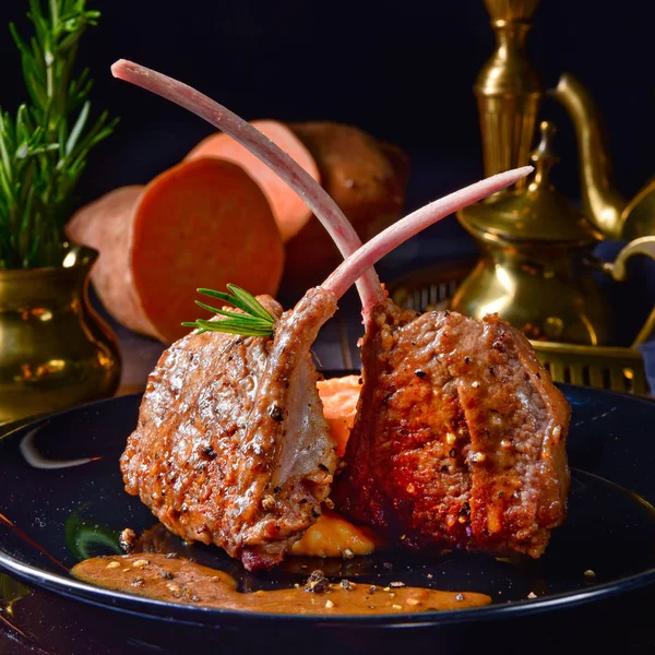 ローズマリーとサツマイモとおいしいラム肉ステーキ — ストック写真