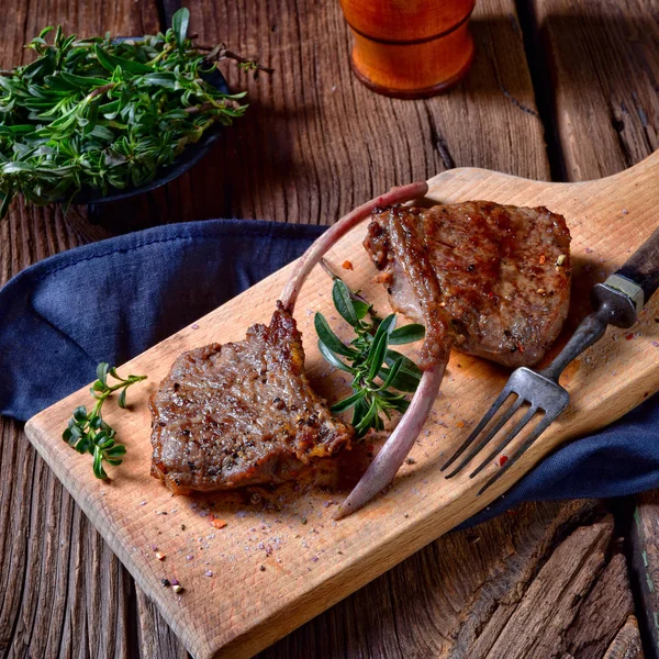 Deliziose Costolette Agnello Alla Griglia Una Tavola Legno — Foto Stock