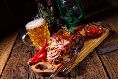 bira ve lezzetli Barbekü domuz eti ahşap kesme tahtası üzerinde çekti 