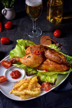 cips ve salata ile lezzetli kızarmış tavuk