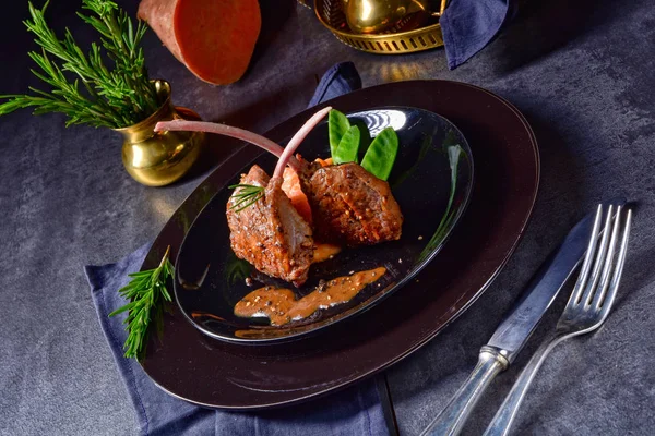 ローズマリーの甘いポテト添え子羊ステーキ — ストック写真