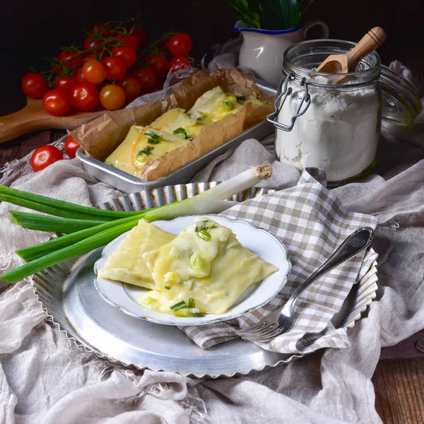 チーズ シュヴァーベン料理とおいしいラビオリ グラタン — ストック写真