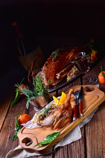 木の板に揚げた豚バラ肉のカリカリ ロースト鴨足 — ストック写真