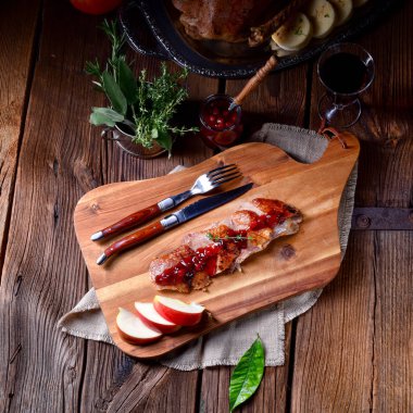 lezzetli kızarmış ördek göğsü ile kızılcık