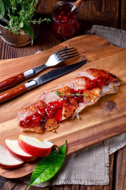 lezzetli kızarmış ördek göğsü ile kızılcık