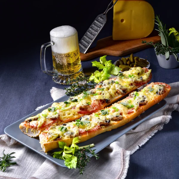 冷啤酒和美味的素食面包 奶酪和蔬菜 — 图库照片