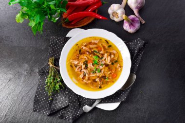 Lezzetli Polonya Flaczki, lezzetli işkembe çorbası (geleneksel Lehçe et güveç)