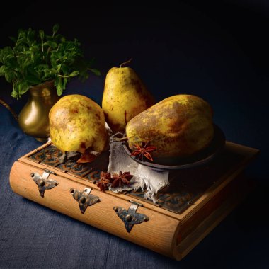 ahşap tahta üzerinde taze yeşil armut