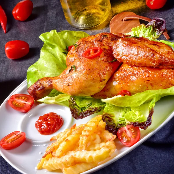 Вкусная Жареная Курица Чипсами Салатом — стоковое фото