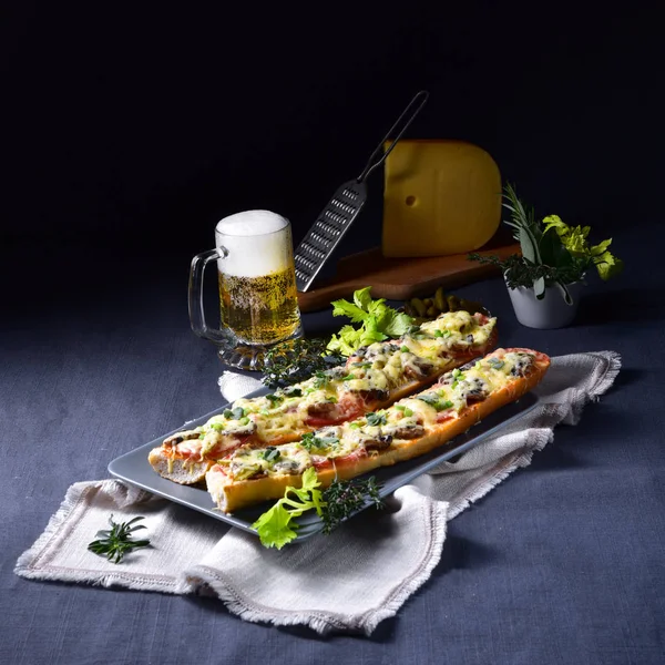 Kall Och Välsmakande Vegetariska Baguette Med Ost Och Grönsaker — Stockfoto