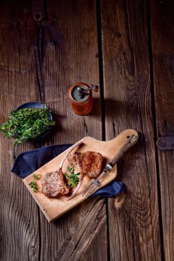ahşap tahta üzerinde lezzetli ızgara Kuzu pirzola 