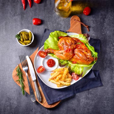 cips ve salata ile lezzetli kızarmış tavuk